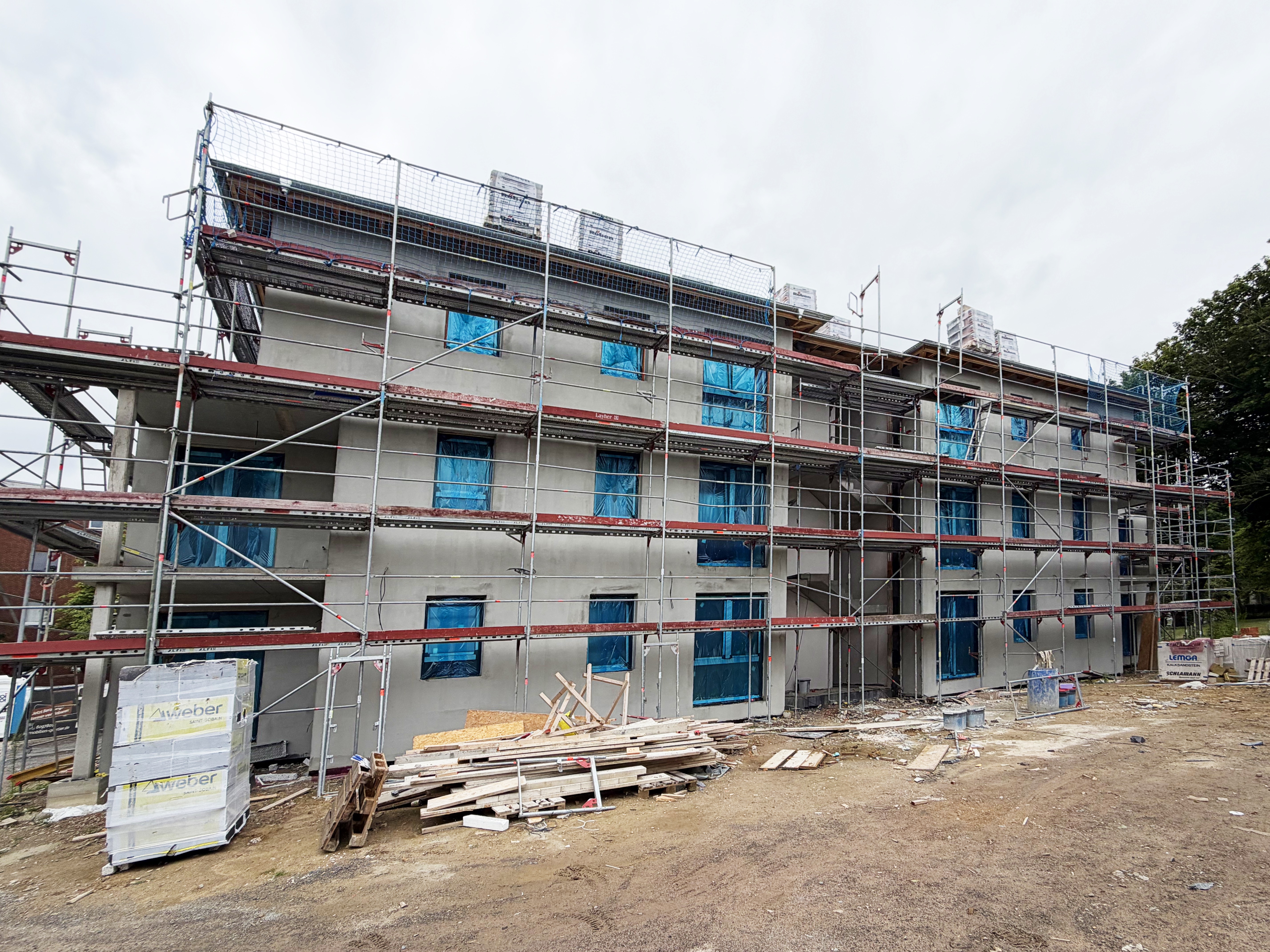 Fenster eingebaut, Innenausbau läuft - G'Living Gehrden Neubauprojekt